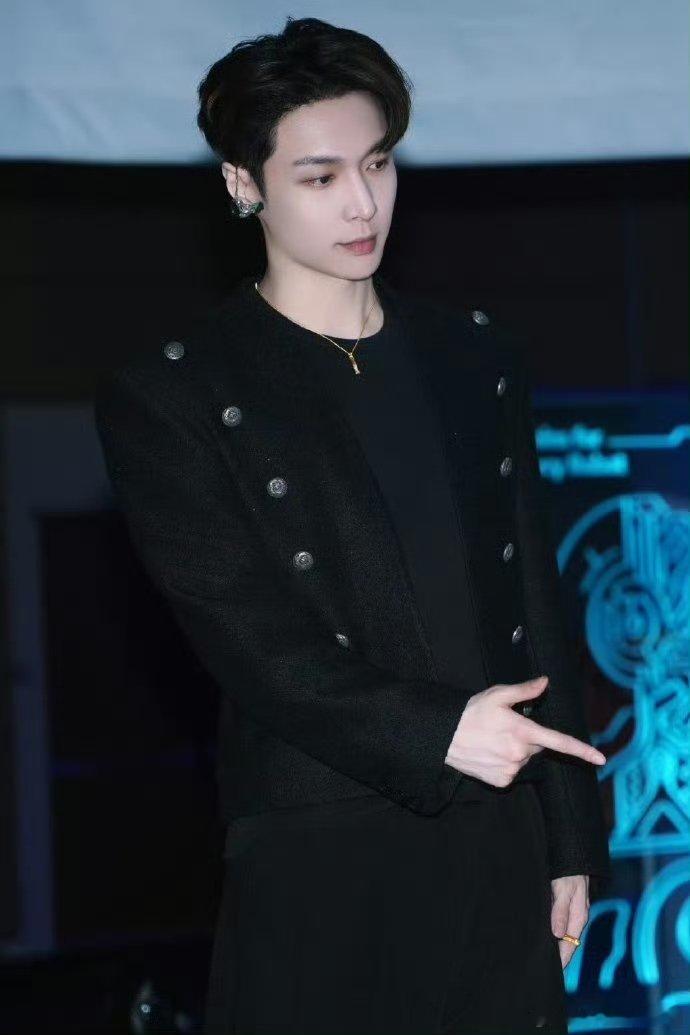 张艺兴全英文发言 硅谷现场高光时刻！张艺兴全英文解读AI发展趋势，全开麦《suc