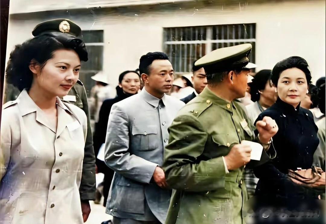 这张老照片左侧的黄美之，眉眼温婉，气质脱俗，她是抗日名将孙立人的英文秘书，也是他