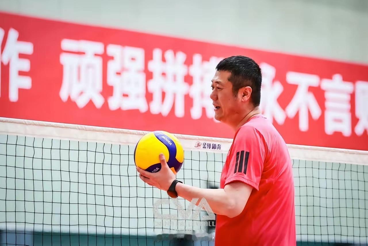 女排联赛期间，国家队主教练赵勇带领教练团队远赴意大利实地考察，通过现场观看比赛的