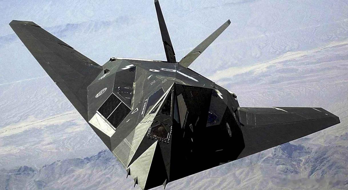 欧媒还算公平！批评完J-35污染空气后，再批评F-117战机排量大前几天，欧洲E