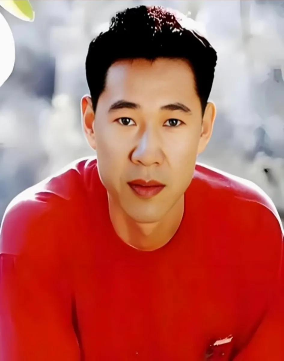 现在的演员找不出一个硬汉形象，一个个都是奶油小生，形象都很弱，脸型偏柔，沒有以前
