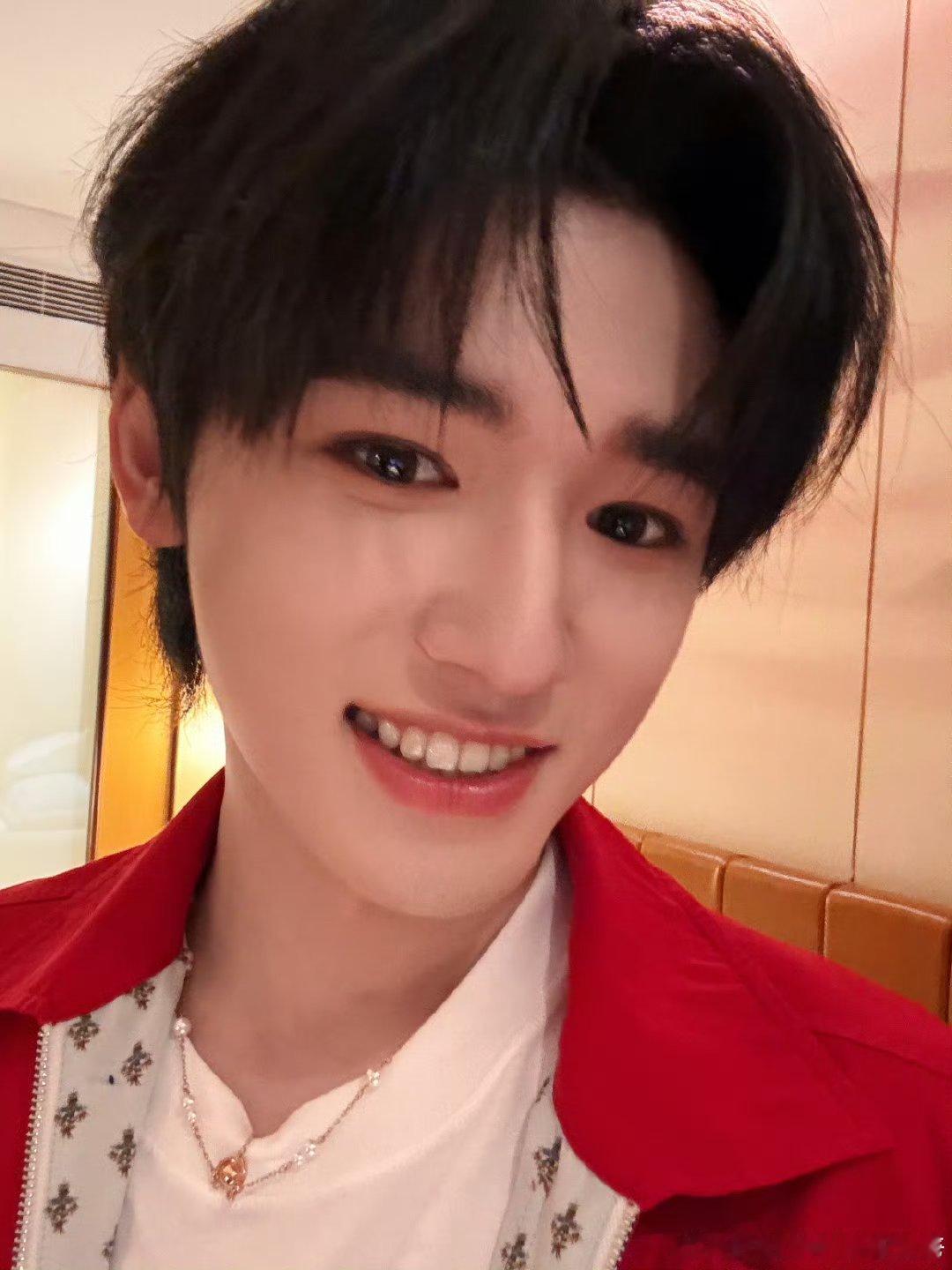 宋亚轩祝大家儿童节快乐宋亚轩六一儿童节营业照 宋亚轩的六一营业照真的太甜了。软软