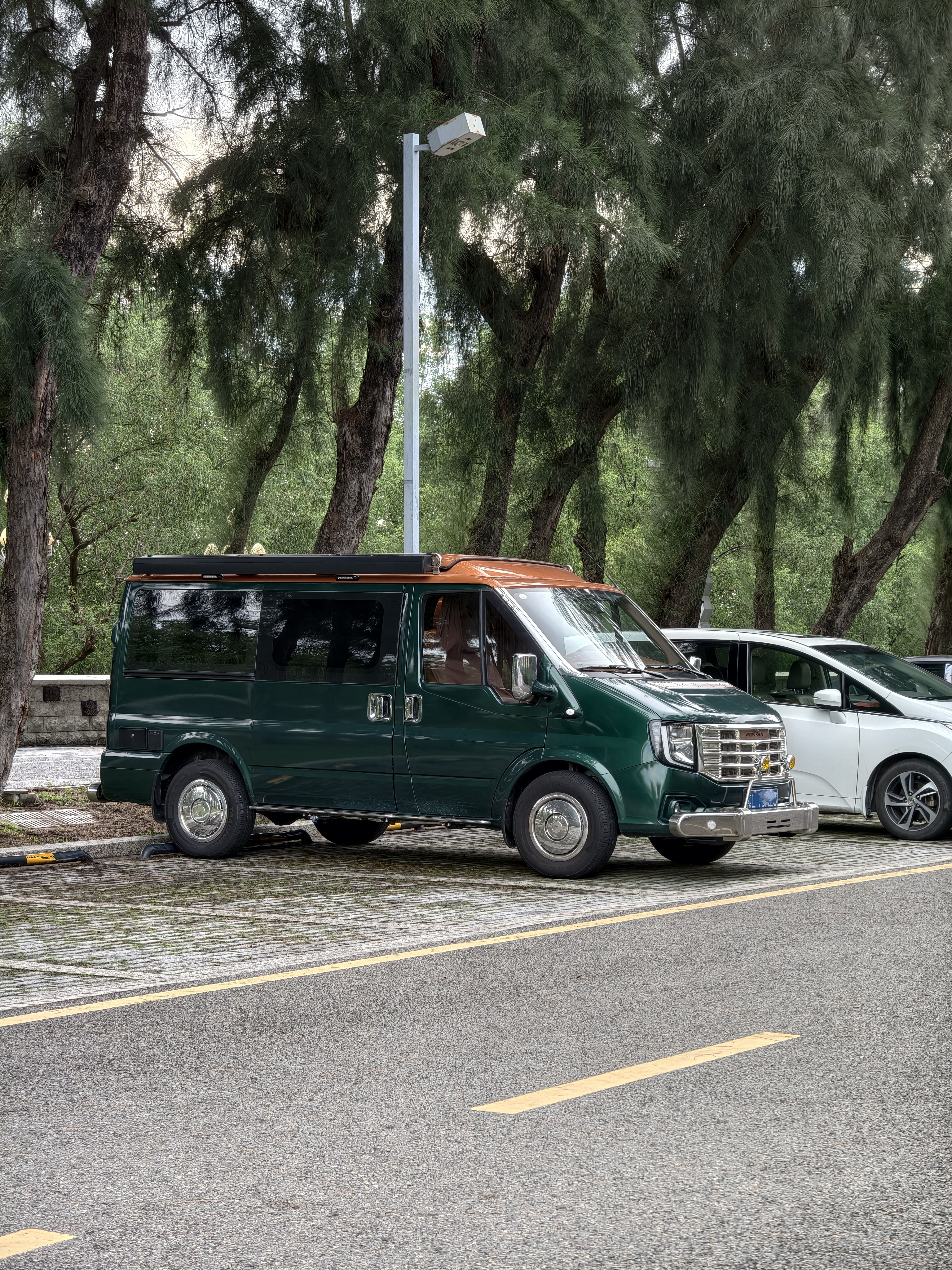路上遇到一辆复古老钱风的车，大家知道是什么车吗？ 