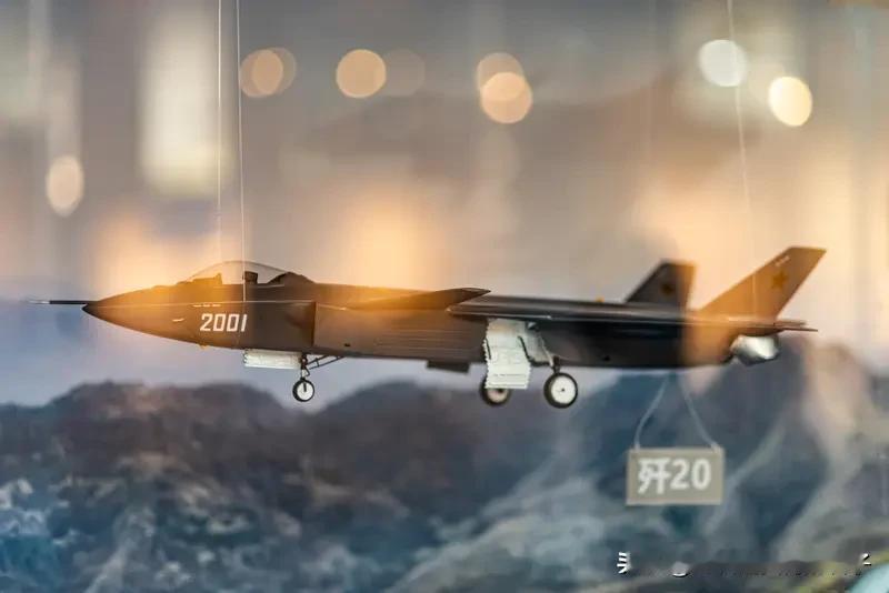 黄皮歼 - 20A亮相简直亮点满满！黄皮其实是飞机的原始涂装状态，这意味着它很可