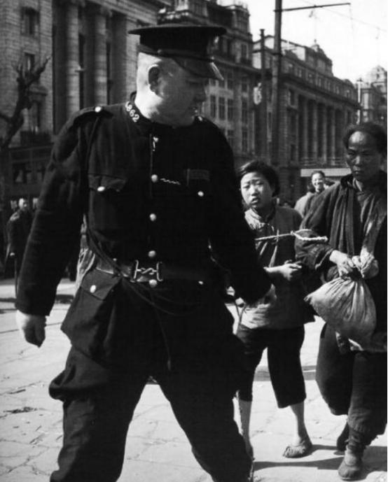 旧上海，督察长陆连奎和情人在旅馆，突然一个电话打过来："你今天是不是打了一个年轻