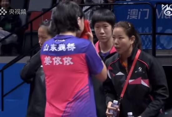 全运会青年组北京女团夺冠，山东队的教练顾玉婷真的是有点子丢脸了。

昨天姜依依输