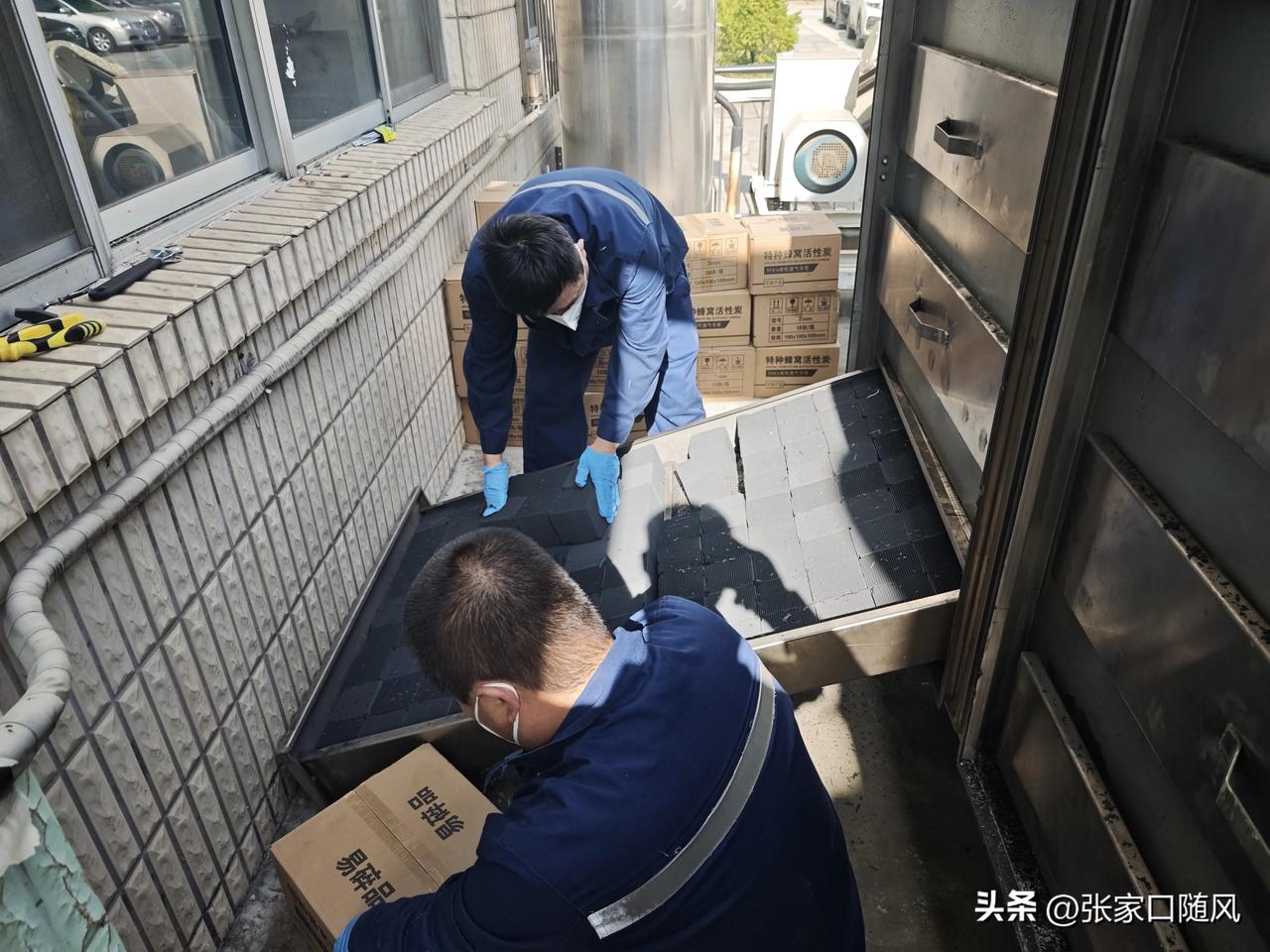 今天更换活性炭，每年两次。到期日就得及时更换，怕外排空气不达标。
 
外人看着只