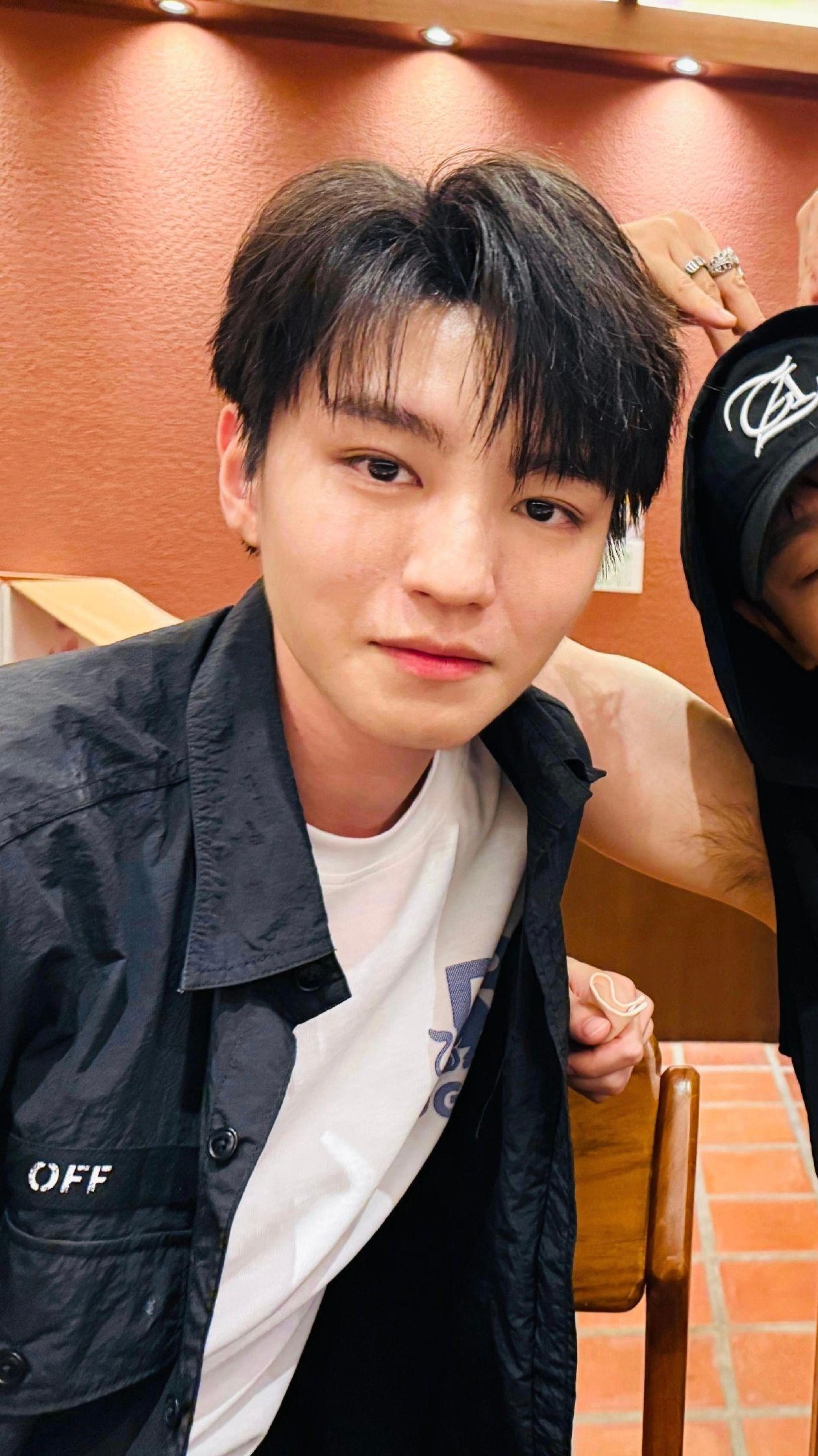 好喜欢这种日常感的哥哥🥺（哥哥手里怎么还捏瘪了一个纸杯😹 