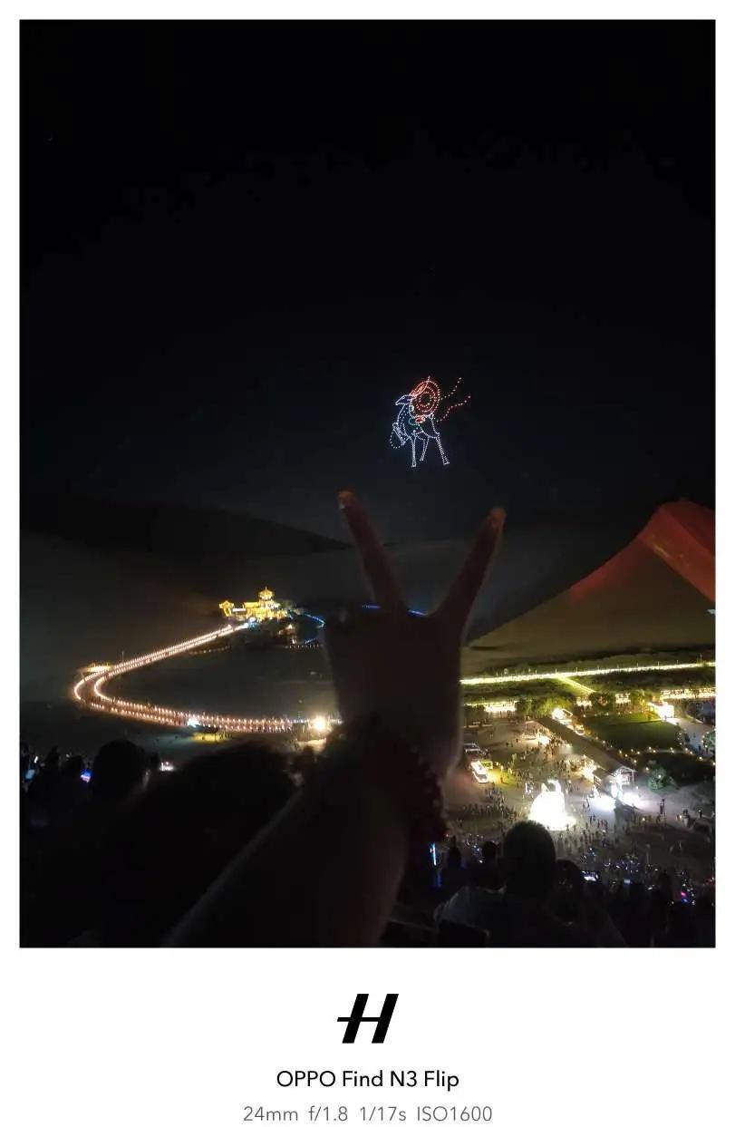 在敦煌沙漠的夜空中，无人机绘出灵动的九色鹿，脚下是月牙泉的灯火蜿蜒。在这丝路秘境