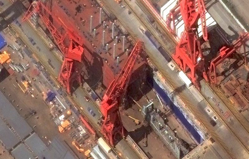 无人潜航器母舰后部核心泛水舱中的巨型托盘卫星图 [并不简单]巨型无人潜艇在海中释