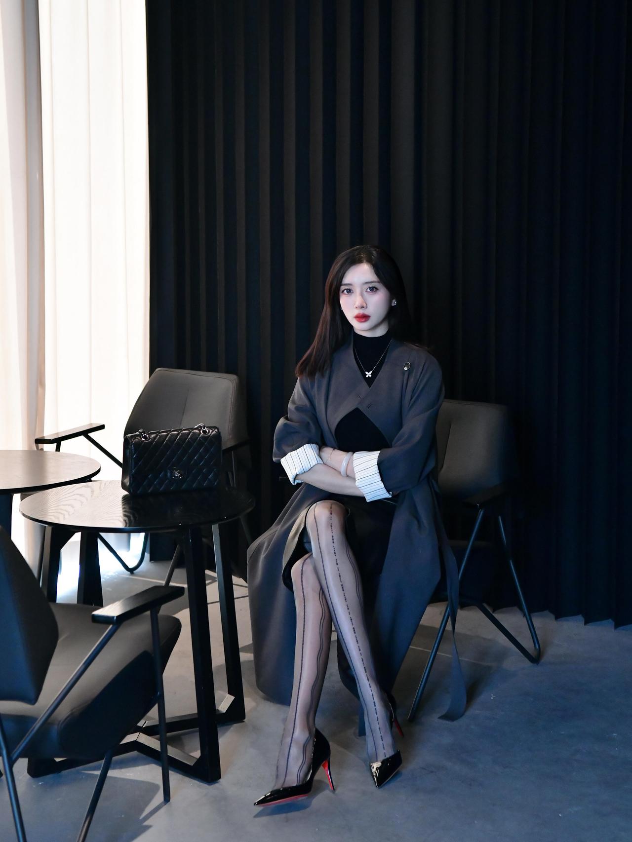 早春必入黑色薄款H型风衣！优选斜纹棉透气有筋骨，配腰带收腰显高。内搭白T或连衣裙