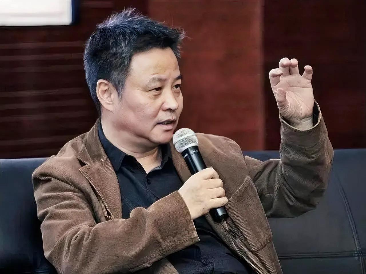 1991年，31岁的余华在北京初遇“红颜知己”陈虹，回家后，他毅然和发妻离婚，带
