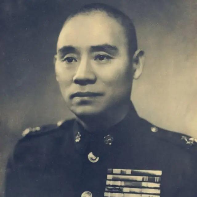 顾祝同执行军务路过家乡，想起结发妻子，于是回家去看望，谁知进门见妻子肚皮鼓了，气