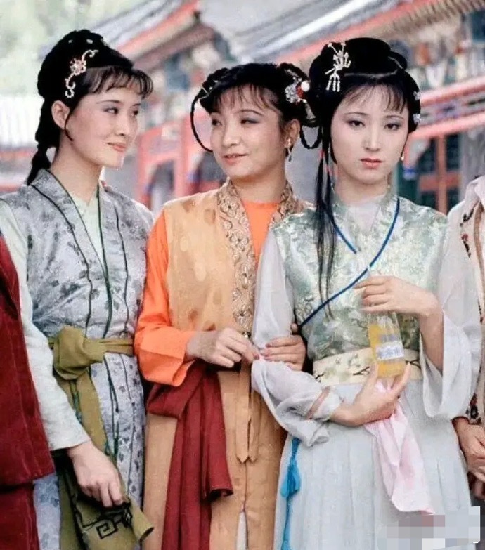 要不是那个玻璃瓶子，我以为这是剧里，林黛玉私下也忧郁吗？ ​​​