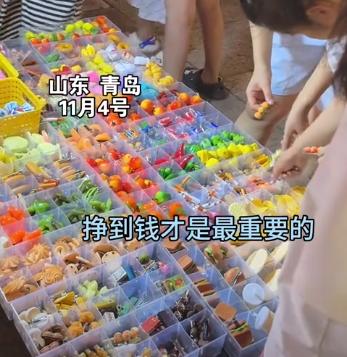 博士情侣瞒着领导去摆摊，下班后卖食玩发卡月盈利过万。
两人说，从开始还不太好意思