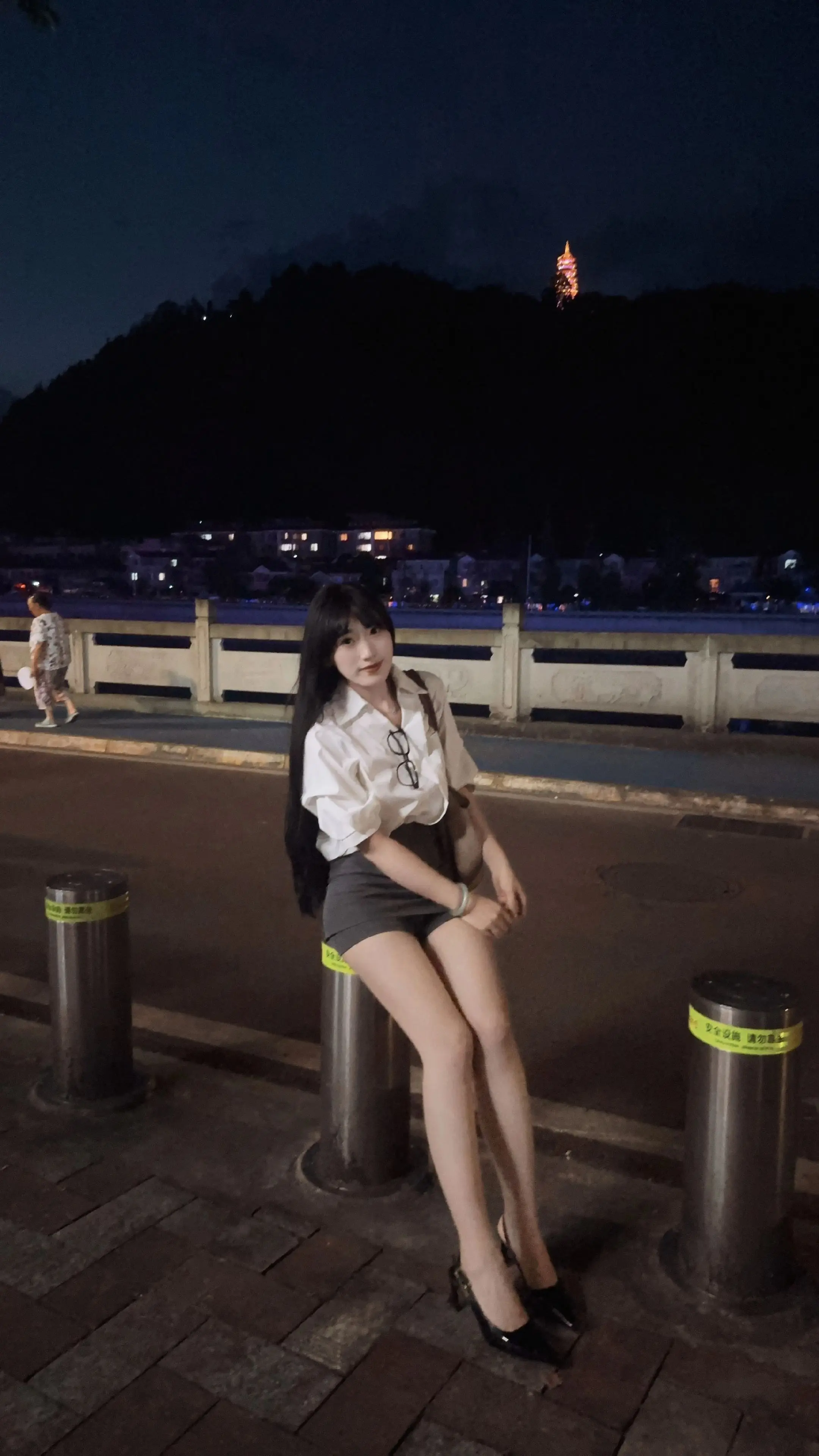 会撒娇 会挣钱 会开车 懂人情世故  能提供情绪价值  能系上围裙做饭...