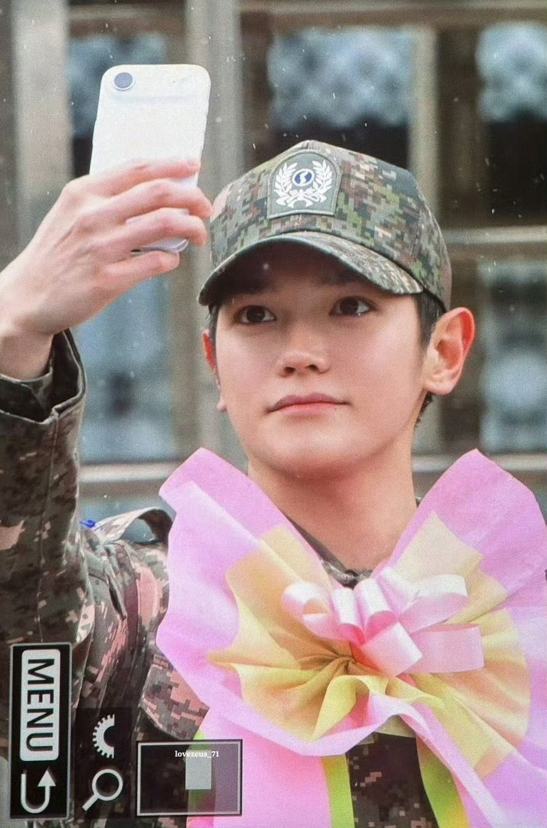 李泰容正式退伍泰容正式退伍，泰容 is back！ 