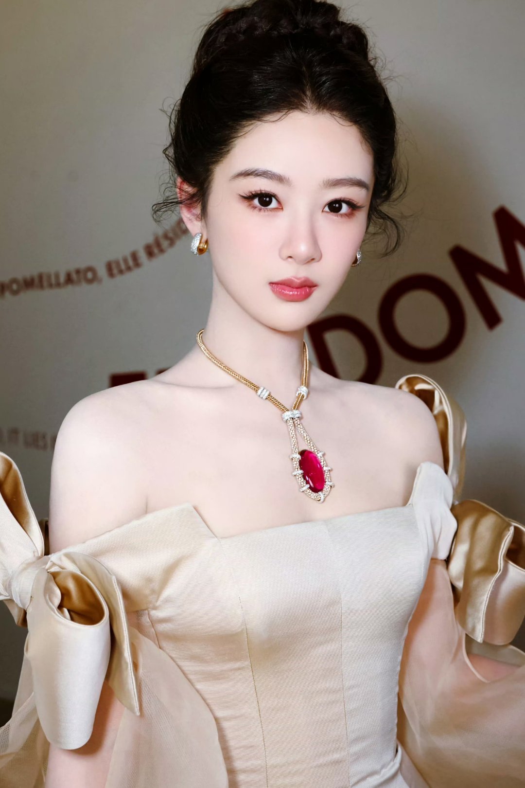 其实我蛮喜欢紫妹这张的妆容  造型  姿态   眼神都恰到好处果然  红气养人 
