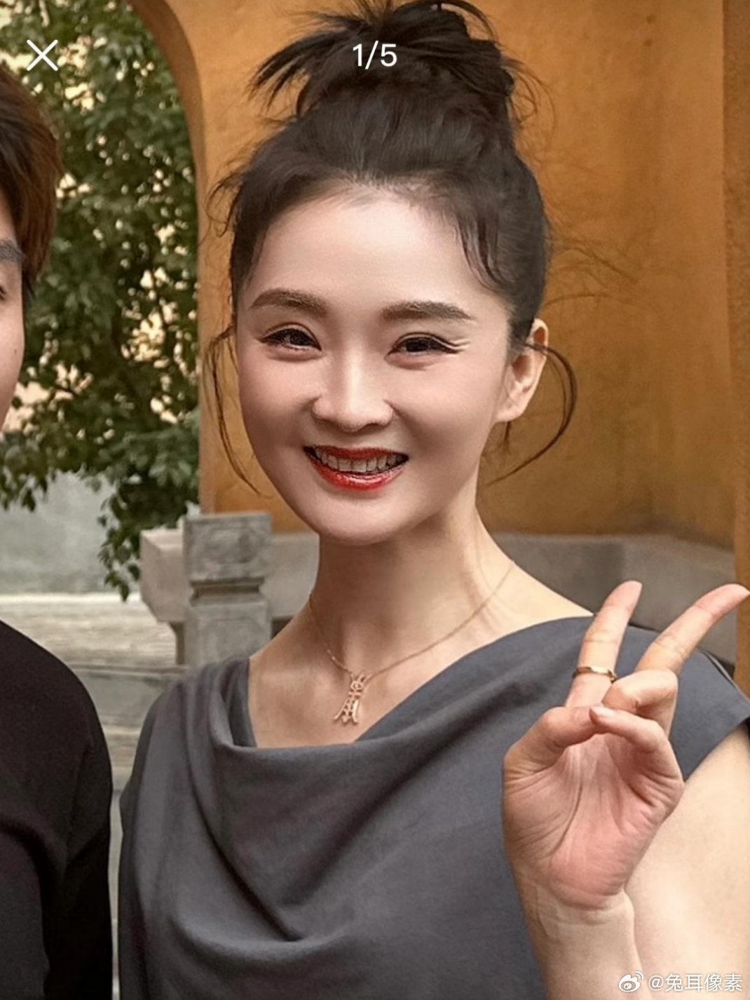 50岁的晴儿王艳除了多了点皱纹，真是和年轻时一模一样 ​​​