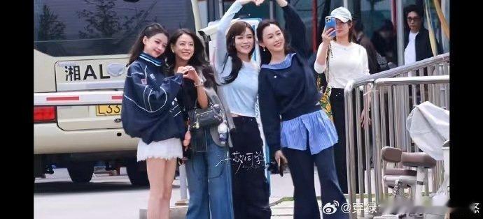 孙怡江语晨的吻戏呢二公舞台惊喜预定，孙怡江语晨强强同框，期待更多温柔互动画面。 