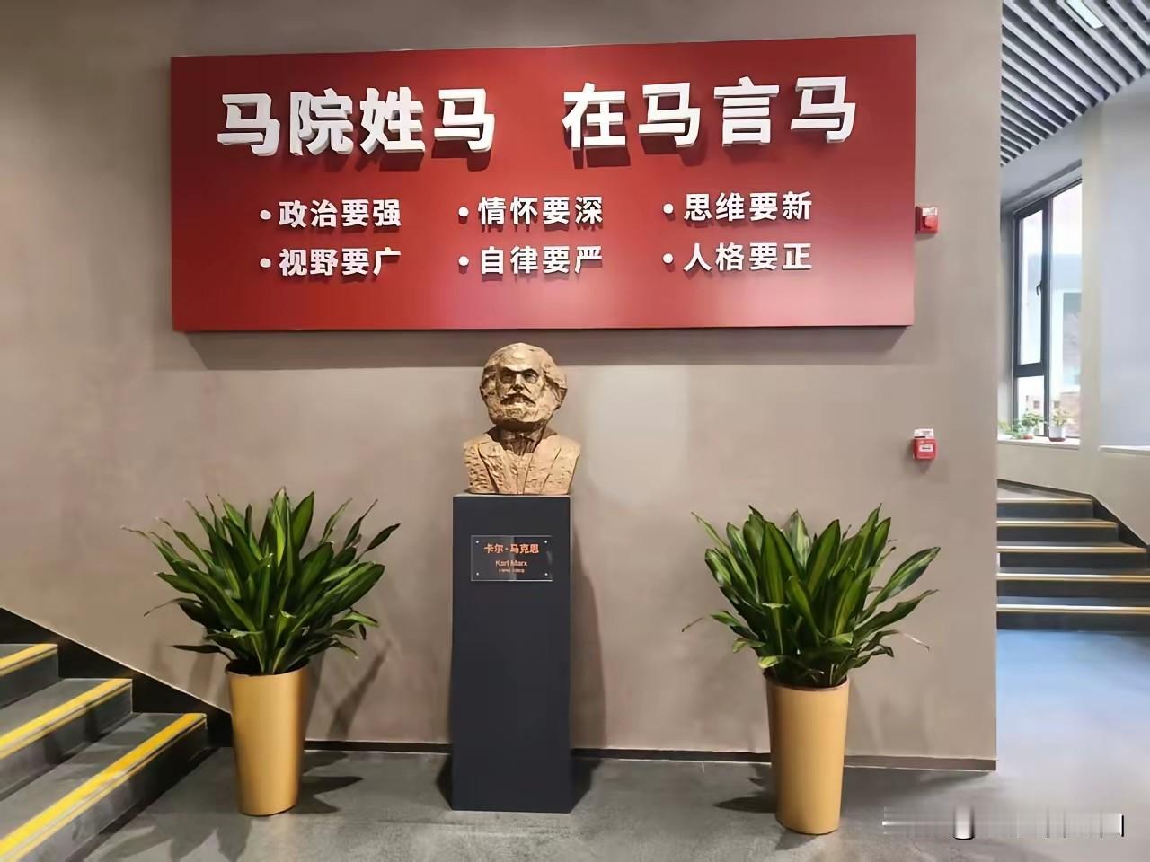 在网上看到这个图片，不知道是真是假？

如果是真的，你别说，弄这个标语的人倒是挺