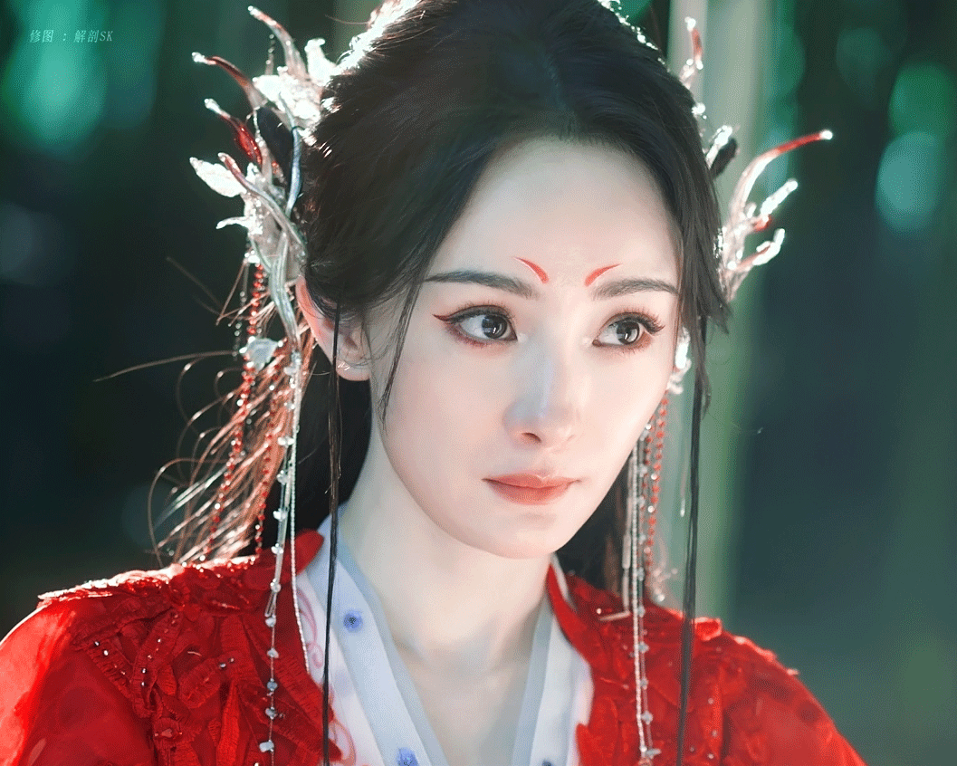 不得不说狐妖小红娘里都是美女，就是杨幂的那个扮相最好看。一眼能注意到的就是她，她