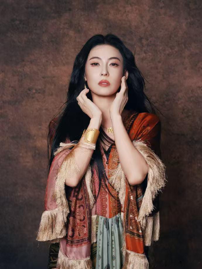 张柏芝有种经济上行的美 张柏芝的美是那种一眼就能看出时代感的，经济上行时期的审美
