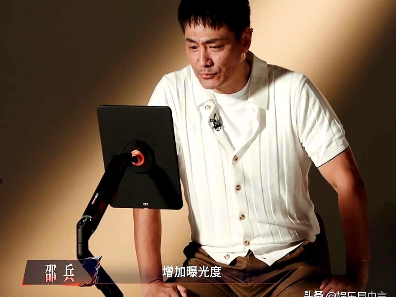 曾经火遍全网的硬汉男神，如今居然沦落到要在综艺里“卑微求曝光”？这反差你能信？