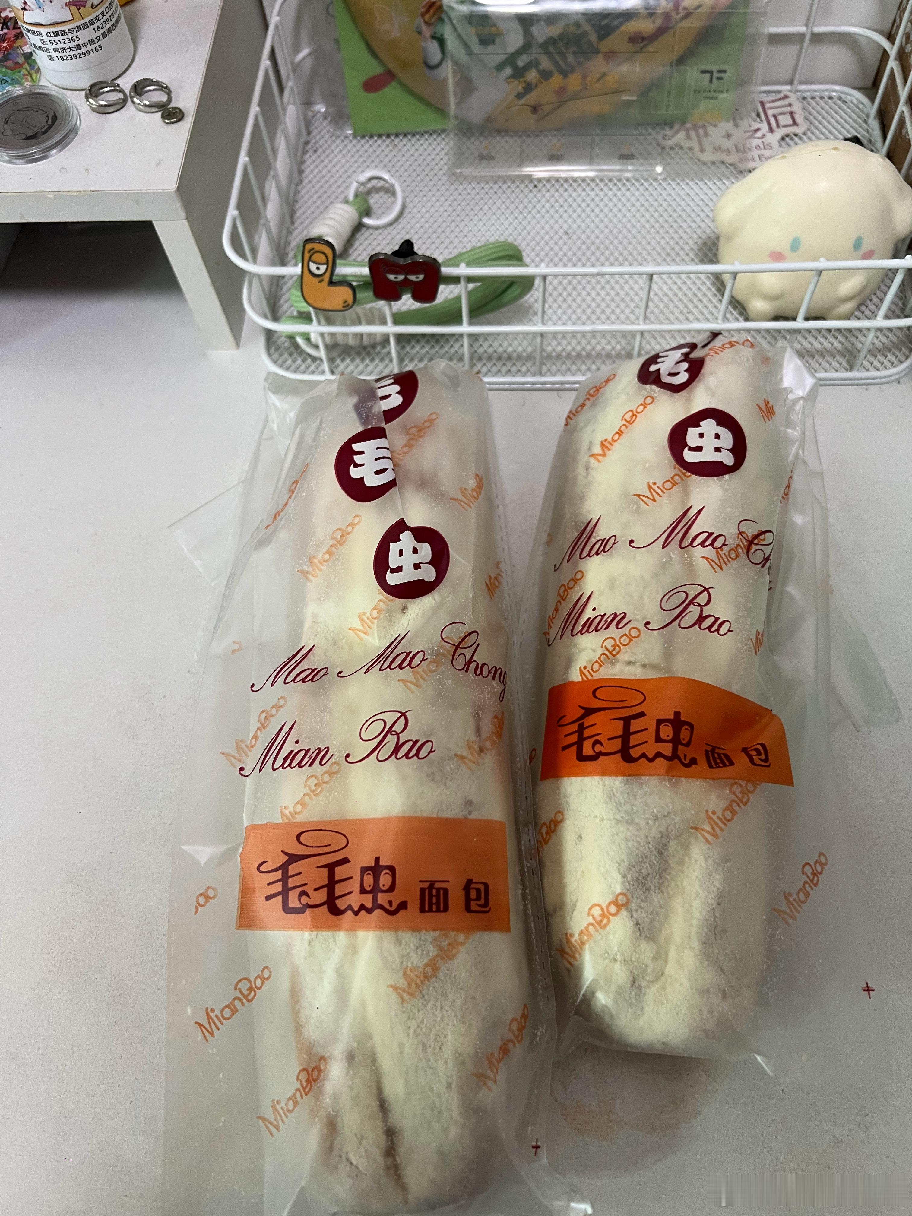 尝一下泽禹推荐的外面是奶粉，里面是奶酪面包，感觉会很好吃