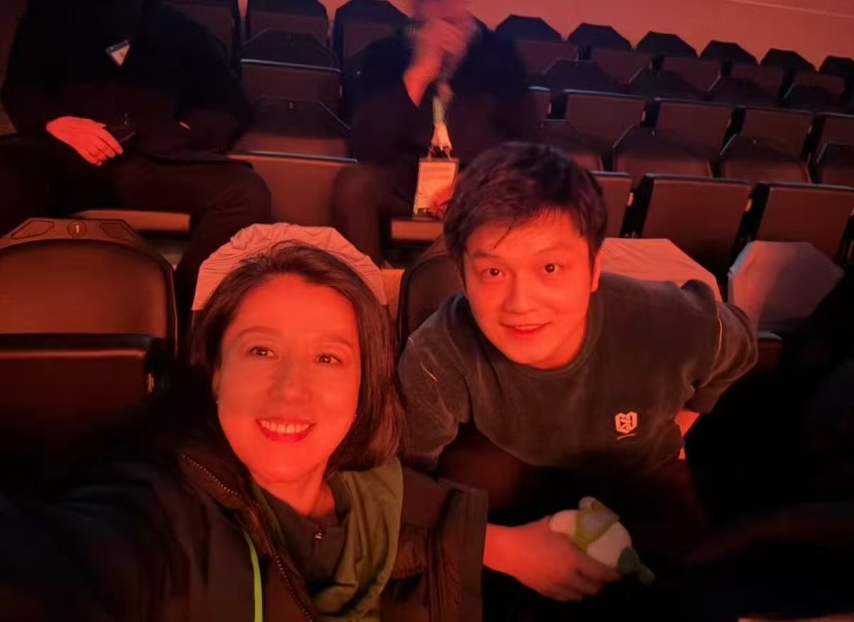 樊振东和中国冬奥首金得主合影 跨越赛道的同框，凝聚中国力量，樊振东与冬奥首金得主