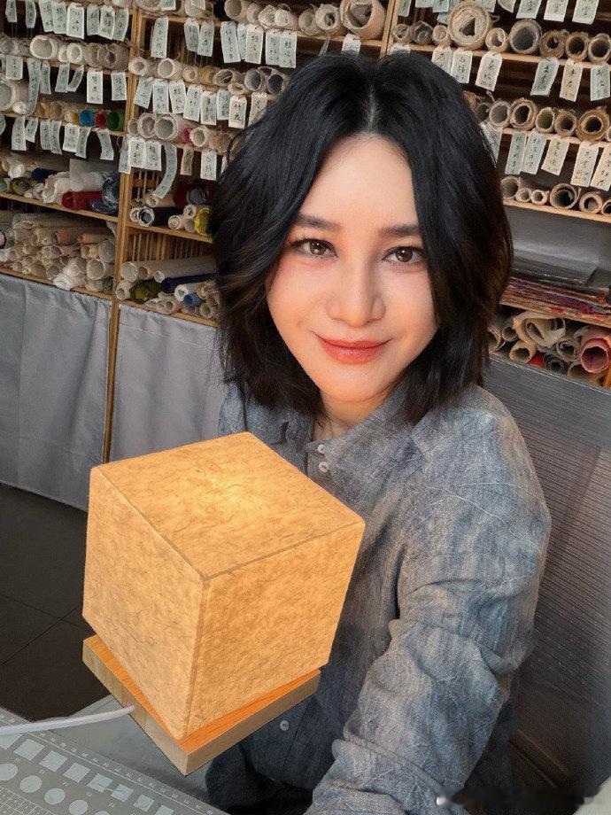 尚雯婕尚雯婕躲路人藏进高铁站洗手间尚雯婕太懂内向人的内心了，害怕被围观只想低调低