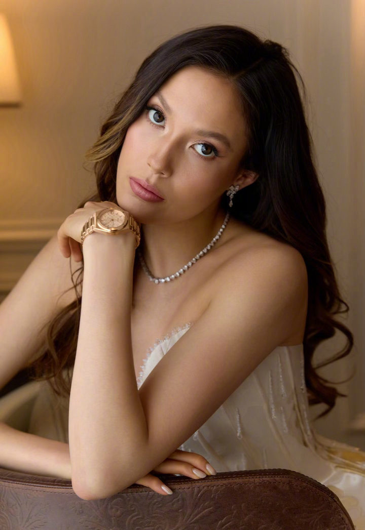 谷爱凌 2026劳伦斯世界体育奖盛典，身穿郭培定制礼服亮相，金色玫瑰、水晶珠链.