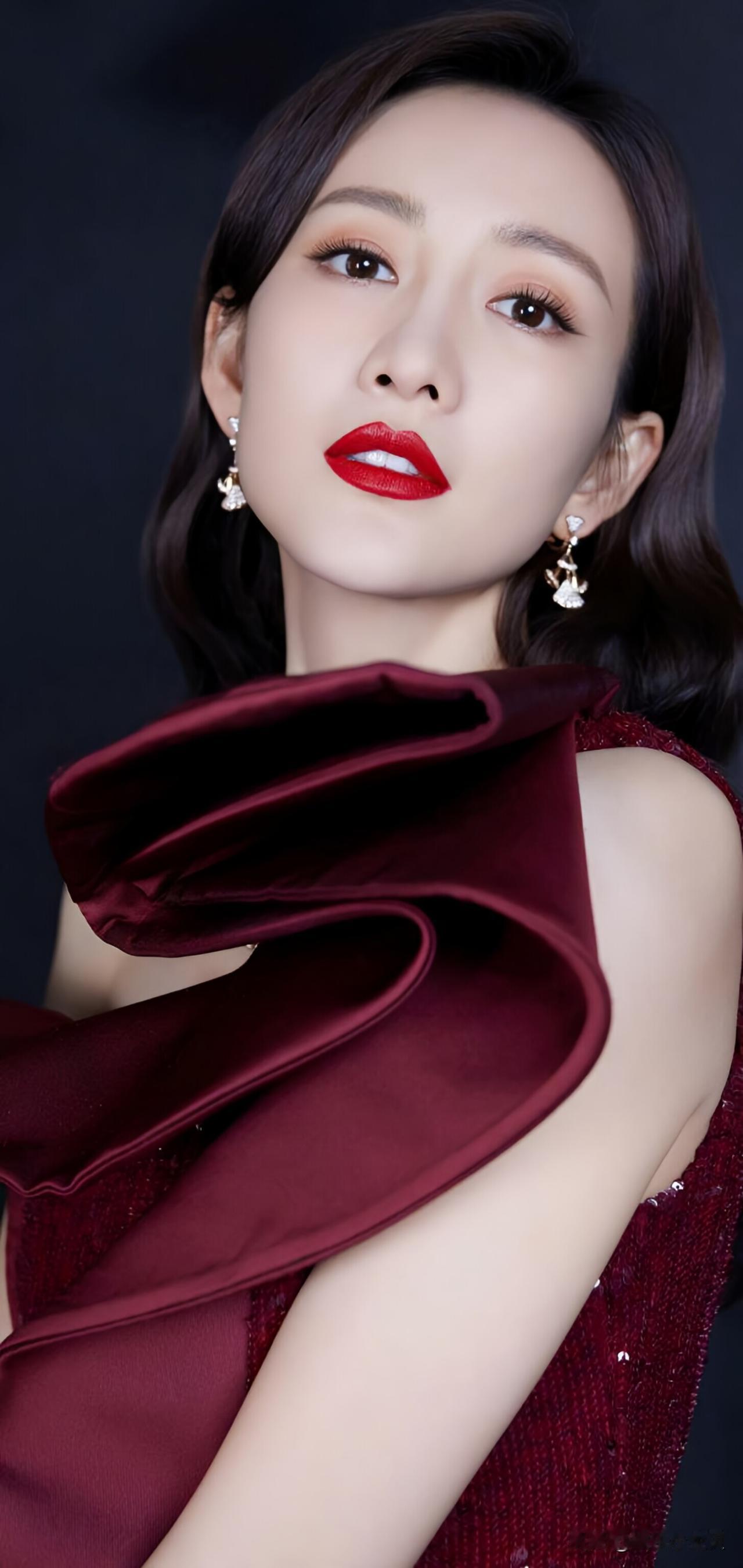 王鸥的眼睛好迷人呀！感觉能从她的眼里看到星辰大海，温柔如水，每个眼神都充满了故事