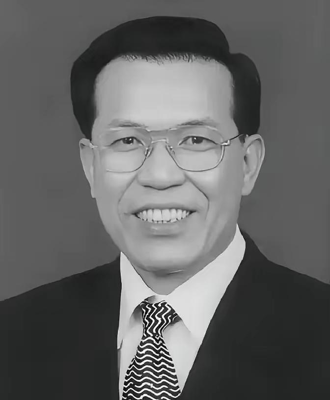 他是广东省委原副书记、广东省人民政府原省长，从中山大学物理系走出的学者型干部，广
