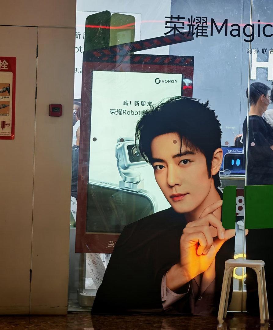 肖战新商务，拿下荣耀magic代言人[奶牛猫]线下物料已经铺上，静待官宣！ ​​
