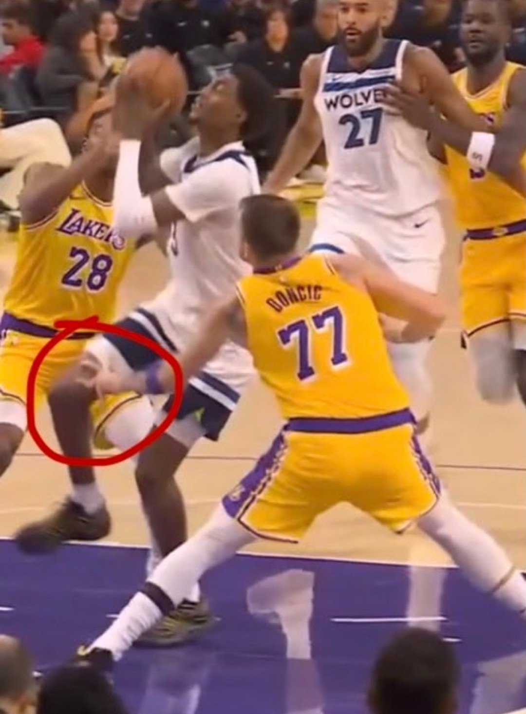 虽然下场对战灰熊的比赛卢卡已经升级为出战成疑状态，但是他根本没有随队前往孟菲斯，