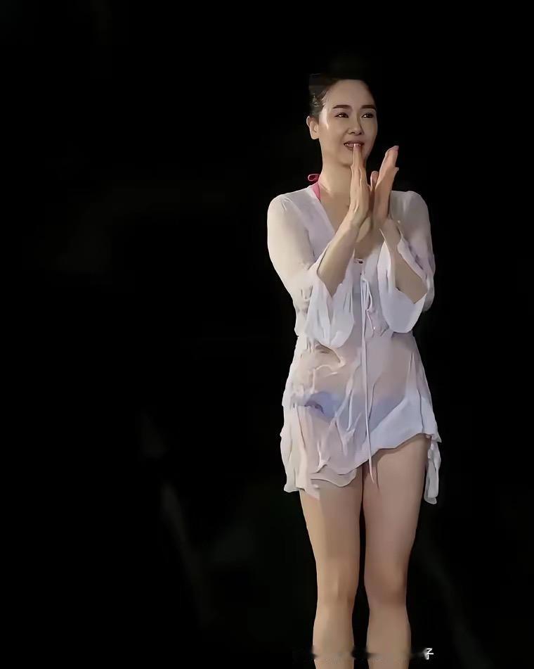 别再同情左小青了。她那10年豪门婚，压根就不是嫁给爱情，而是一场精准的置换。
