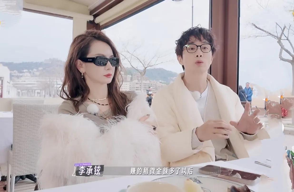 看了戚薇在家的地位，胡静连连感叹:你果然是女王！

在一次聊天中，当被问到家里谁