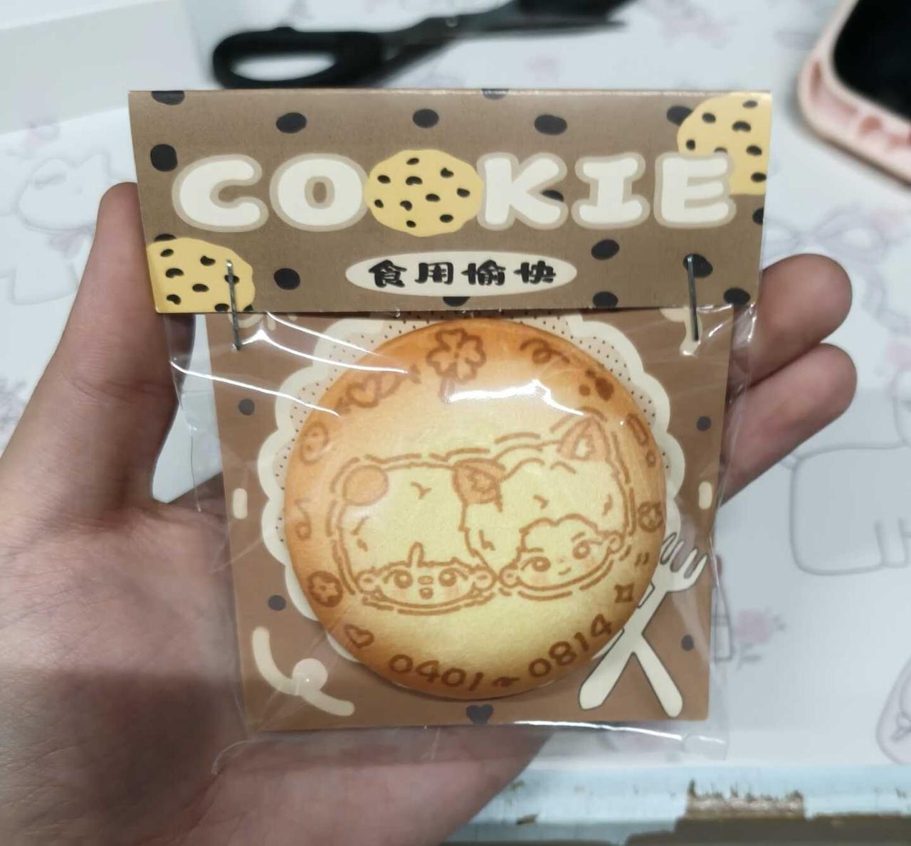 26号澳门见面会物料！！！超级萌！！！
毛绒吧唧×1 贴纸×2 异型撕拉片×2