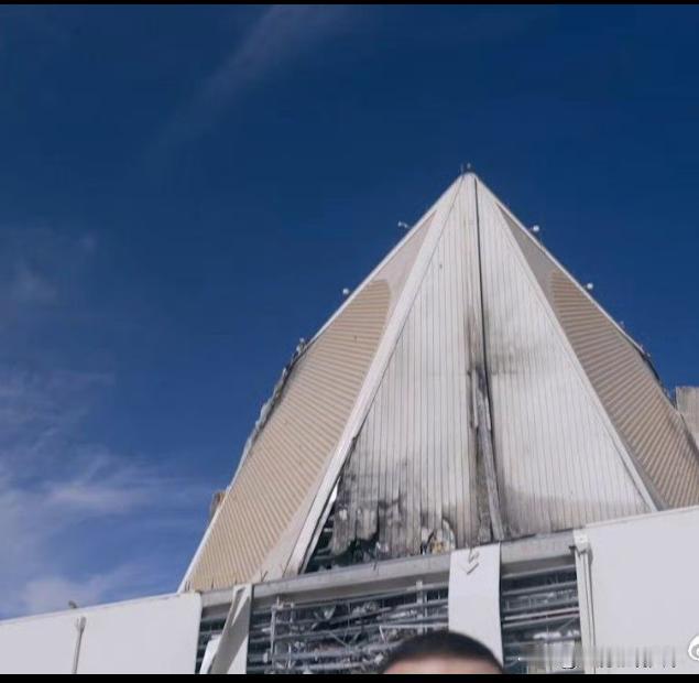 被伊朗炸毁的美军“铺路爪”战略预警雷达损毁的照片被曝光！这款雷达部署在卡塔尔乌代