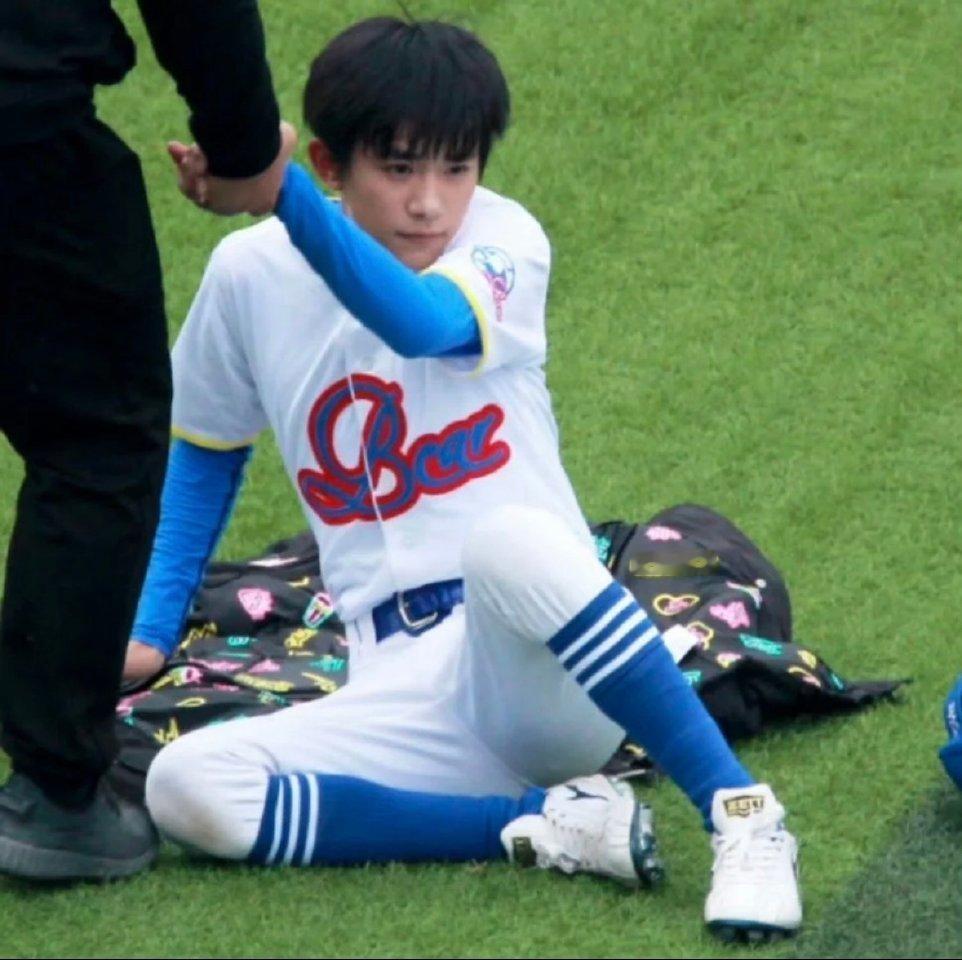 《全网都在争夺高冷学霸之自愿当尹柯保镖》 