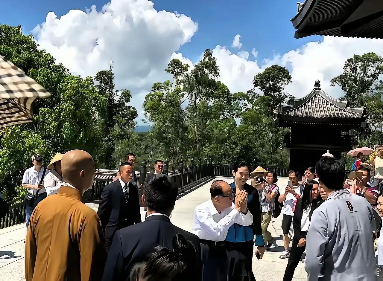 昨天七月初一，97岁李嘉诚现身普陀山上香，他打从上世纪80年代就开始为普陀山寺庙