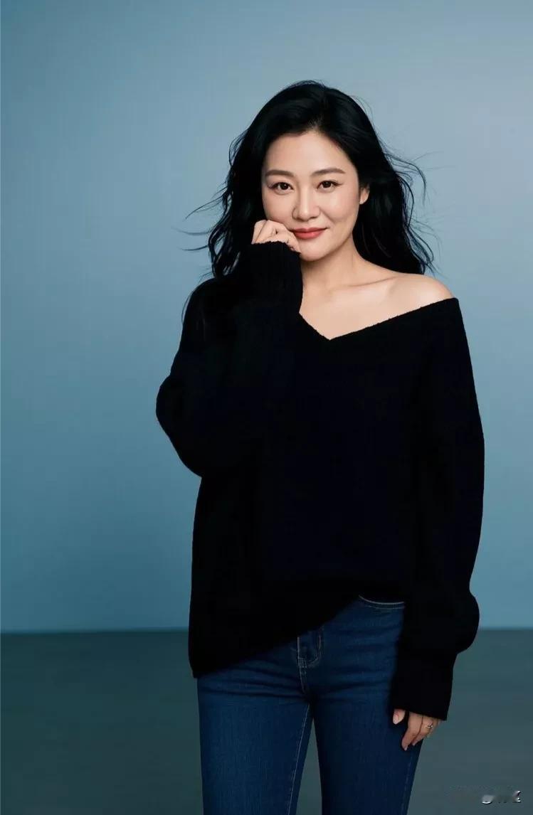 《五位熟女，你喜欢第几位》

五位身着黑毛衣的熟女，恰似暗夜中神秘的精灵。她们的