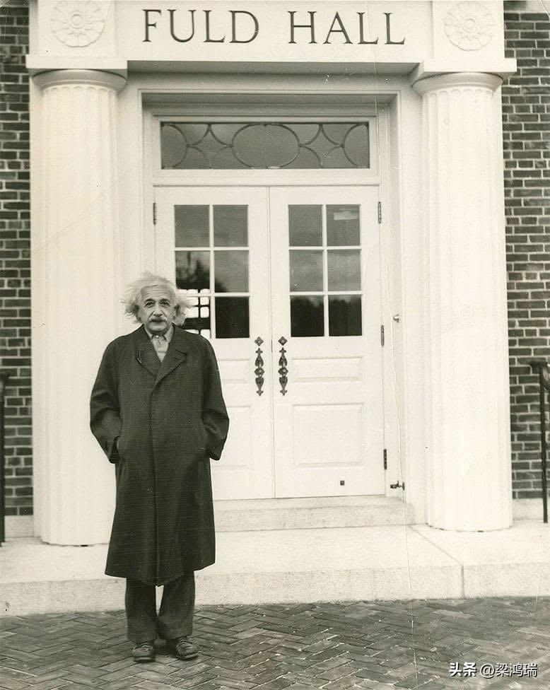 这张历史照片展示了著名物理学家阿尔伯特·爱因斯坦（Albert Einstein