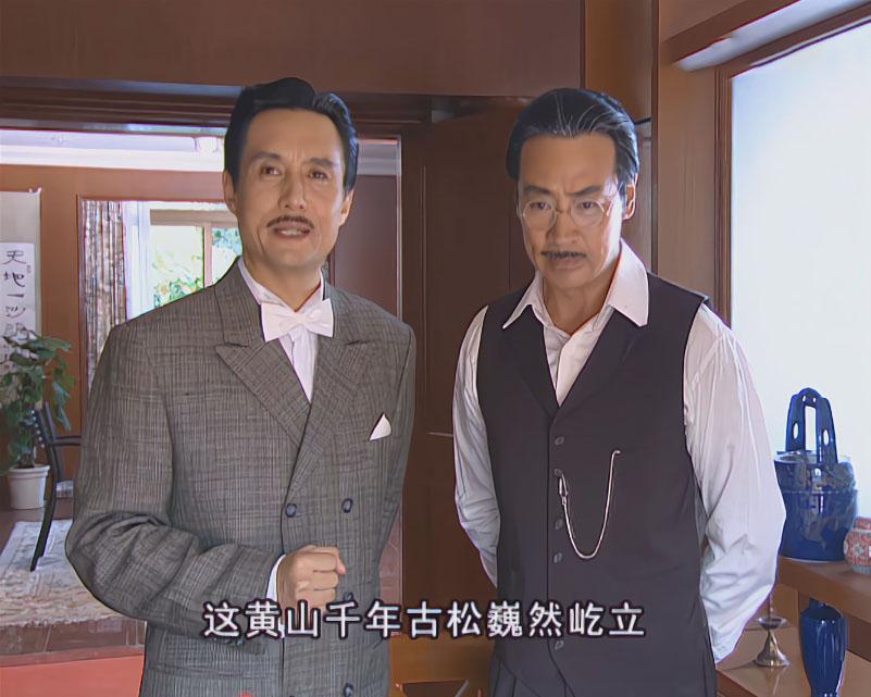 在《金粉世家》这部剧中，不仅女演员妆造服饰考究，男演员都穿的很精致。

比如金铨