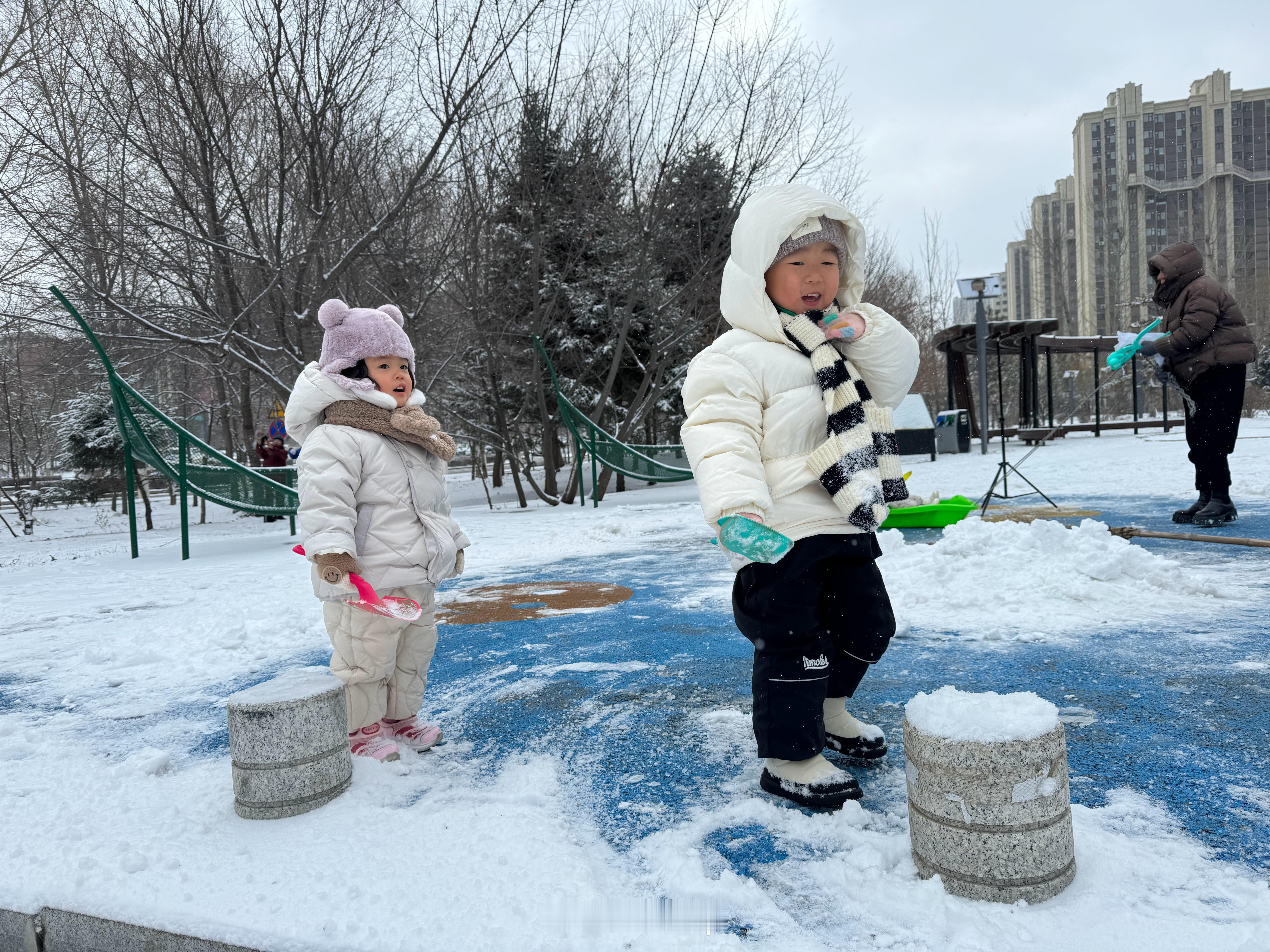下雪了，儿子高兴了！玩得可开心了 
