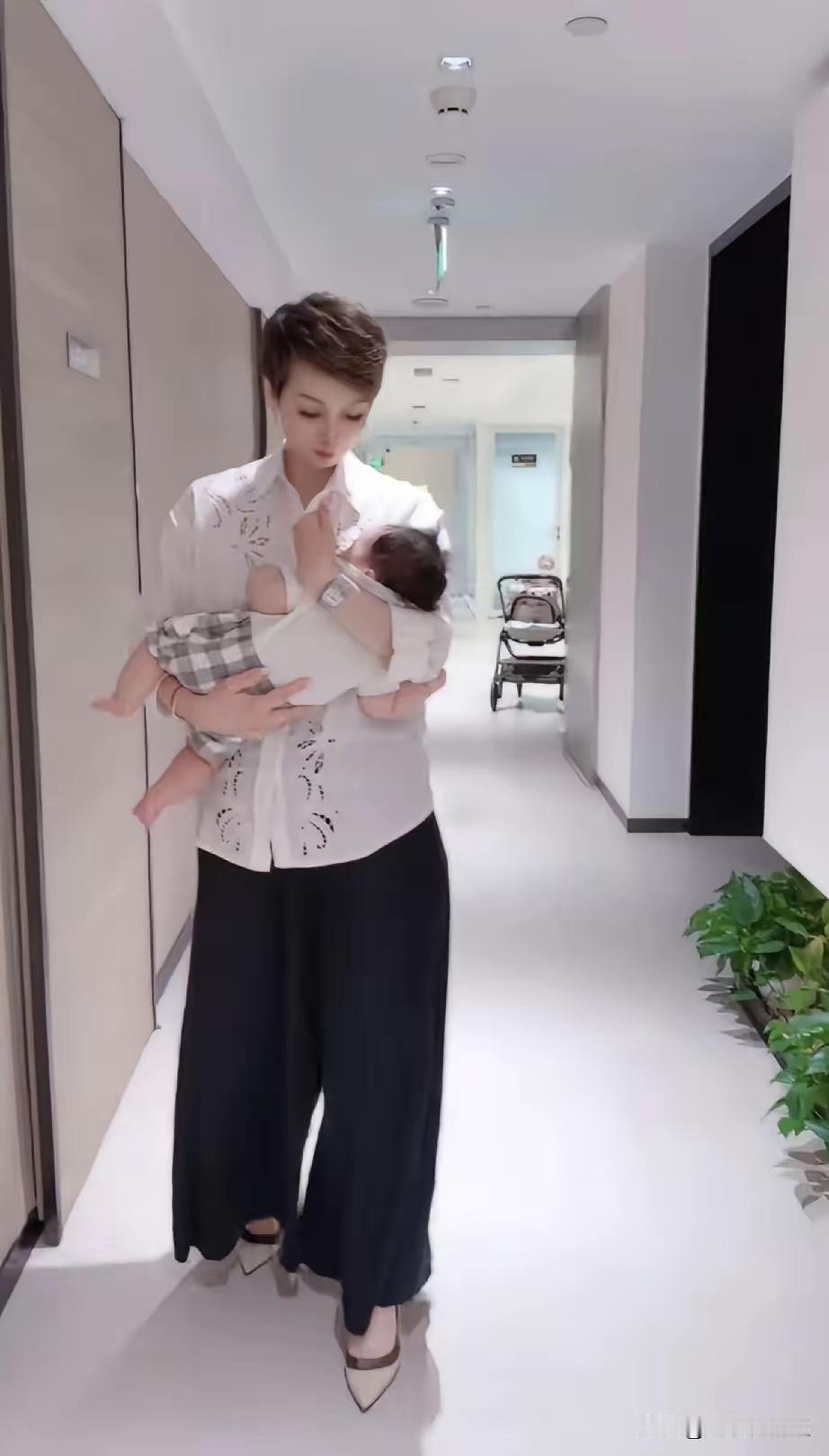 小菲家的团队就是这样优秀，有时间还可以帮抱一下娃，说明什么问题，人家和员工的关系
