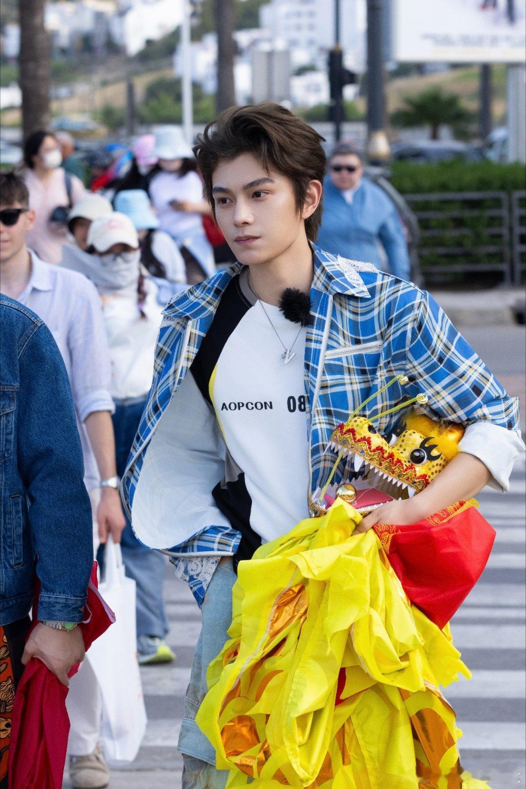 丁禹兮且初品牌代言人 [送花花]丁禹兮居然成了姜妍的模版“远方的春失了信，忙着向