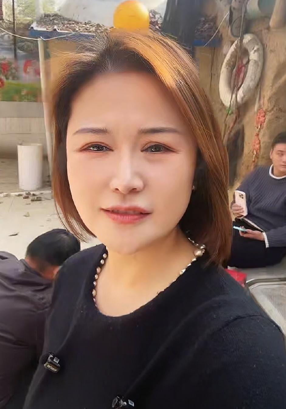 齐鲁台主持人直播采访大衣哥，大衣哥最近状态不好，原因就是黑粉恶意举报，据说瘦了2