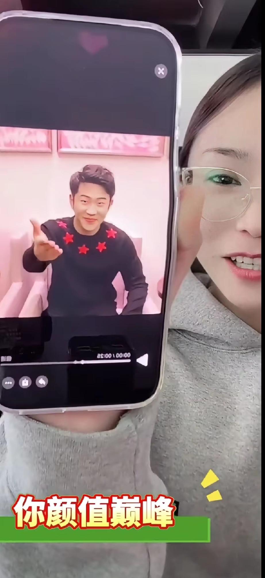 小庆是王亮最大的黑粉，她拿着王亮年轻时候照片埋汰他：以前是小鲜肉，现在胖成老腊肉